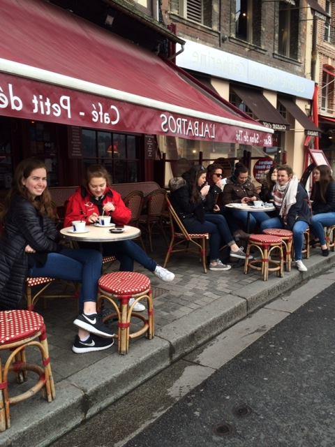 学生们坐在巴黎的一家法国咖啡馆里